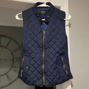 Active USA women’s navy quilted fashion vest, size small